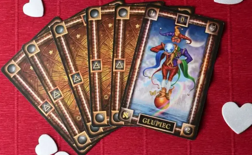 Głupiec tarot znaczenie: odkryj tajemnice i interpretacje karty