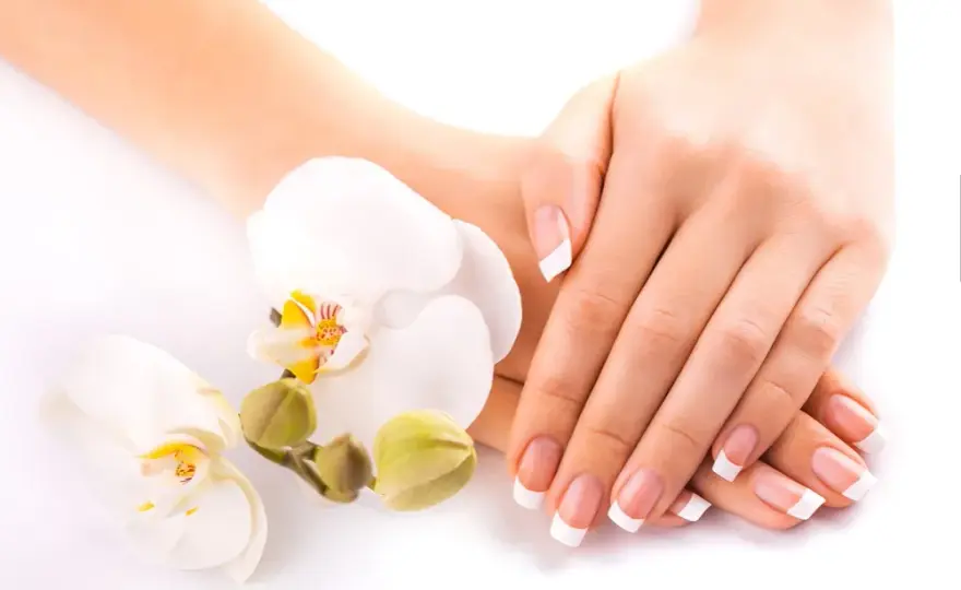 French co to znaczy paznokcie? Poznaj tajemnice manicure francuskiego