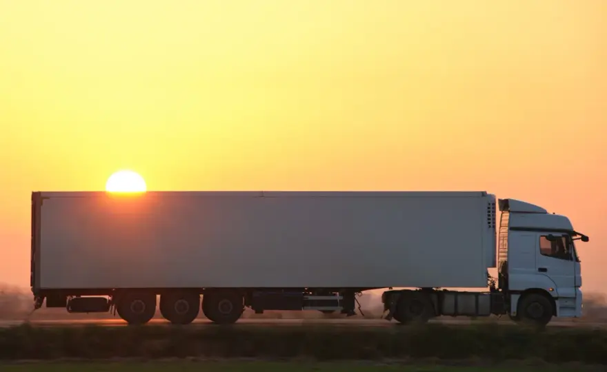 Naczepa BDE - co to jest i jak zwiększa wydajność transportu?