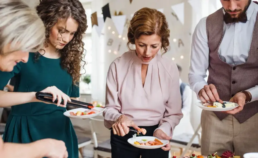 Ile kosztuje catering na 30 osób? Ceny i najlepsze oferty na rynku