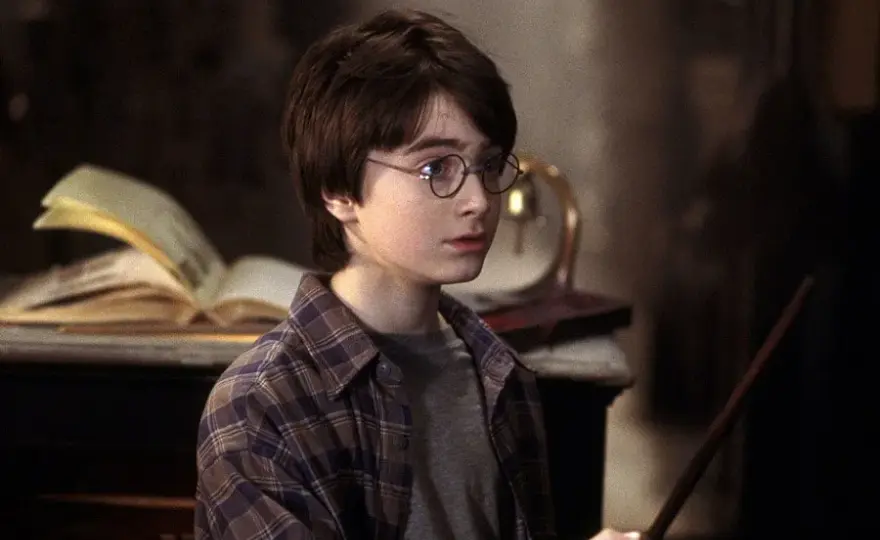 Ile lat ma Harry Potter i dlaczego jego wiek ma znaczenie w serii?