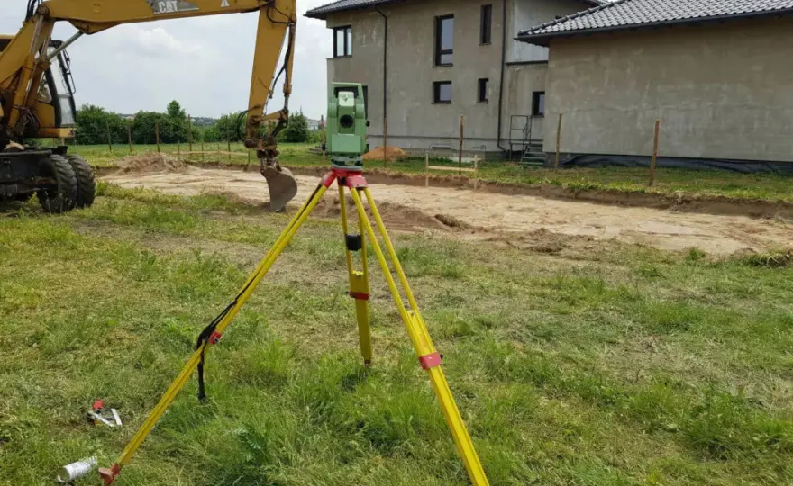 Jak skutecznie przeprowadzić podział działki na której stoi dom?