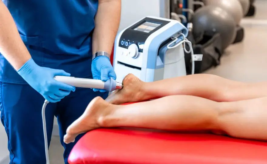 Co to jest terapia falą uderzeniową i jak działa?