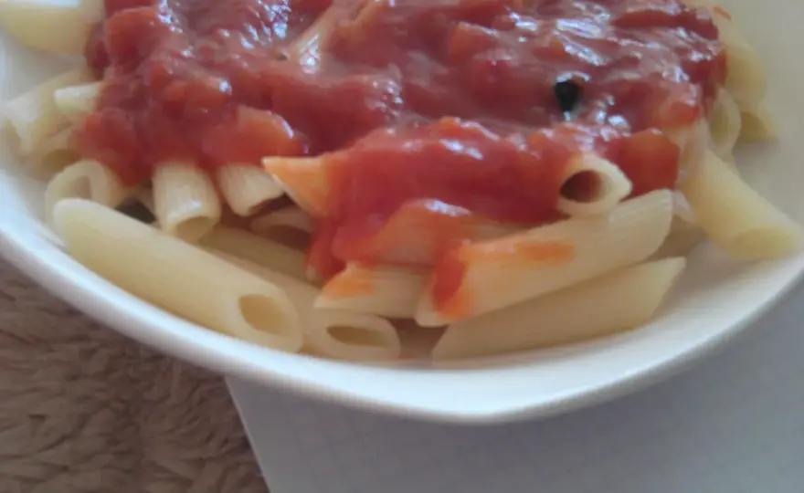 Penne z sosem pomidorowym - proste przepisy, które zachwycą smakiem