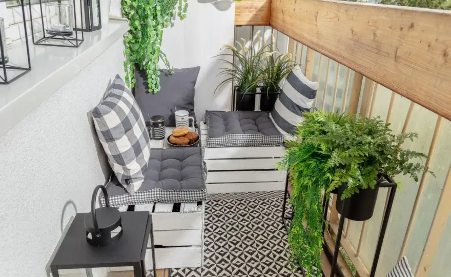 Jak urządzić mały balkon, aby stał się idealnym miejscem relaksu?