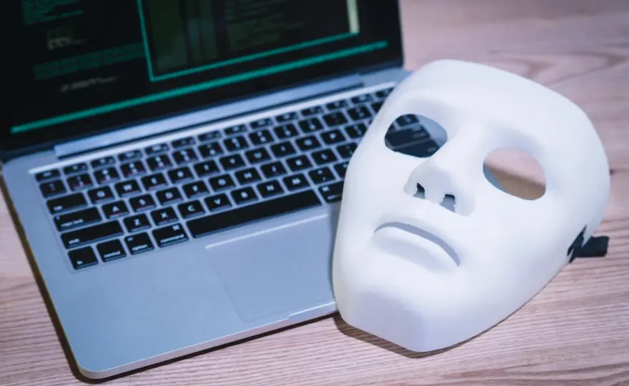 Maska w internecie. Jak anonimowość zmienia nasze zachowanie przy stole?