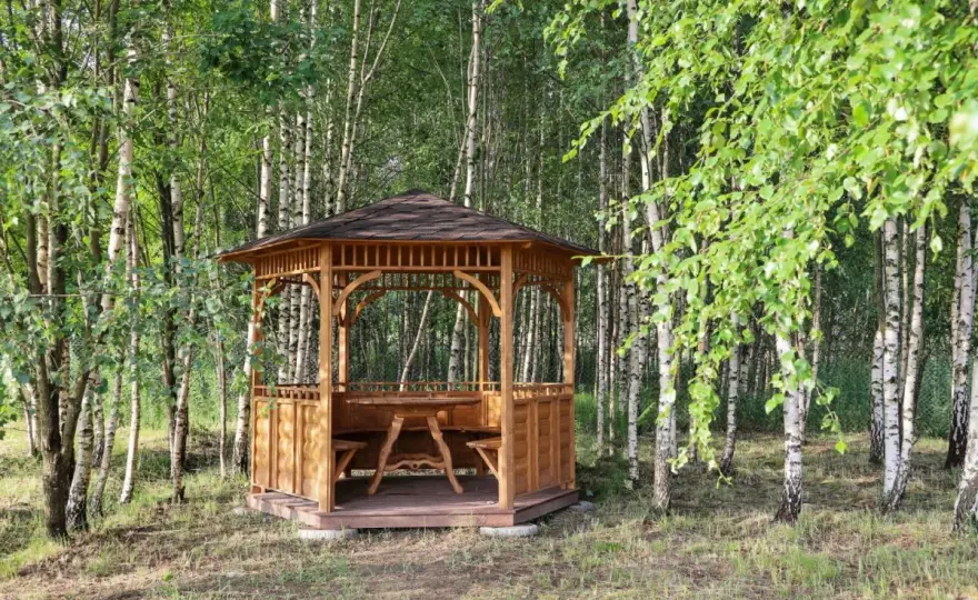 Czym pomalować altanę ogrodową, aby przetrwała każde warunki?