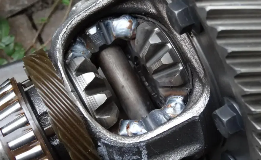 Objawy uszkodzenia mechanizmu różnicowego w skrzyni biegów - jak je rozpoznać