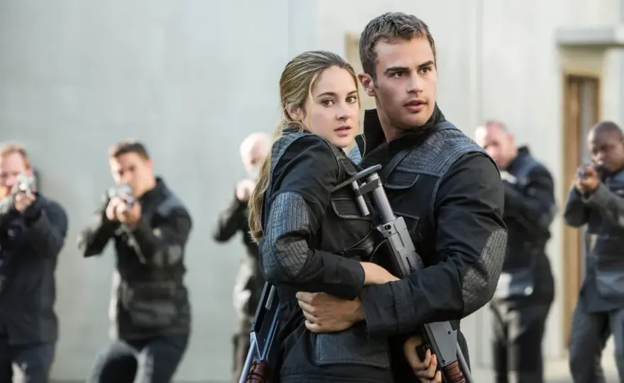 Recenzja filmu Niezgodna: Czy dystopijny świat zachwyca?