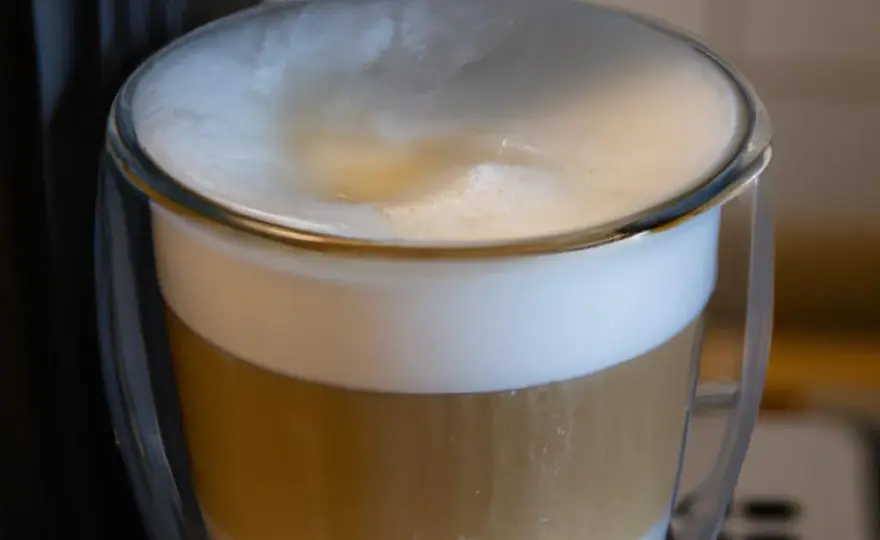 Ukryte kalorie w kawie latte z ekspresu. Zaskakujący przewodnik dla kawoszów