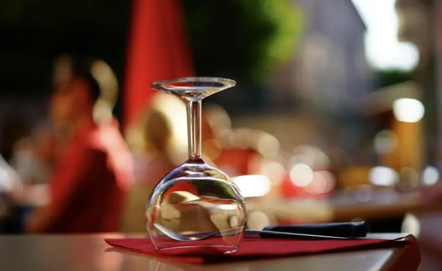Wino przy kartach – jakie szczepy pasują do wieczoru z grami i dlaczego sommelier ma tu coś do powiedzenia