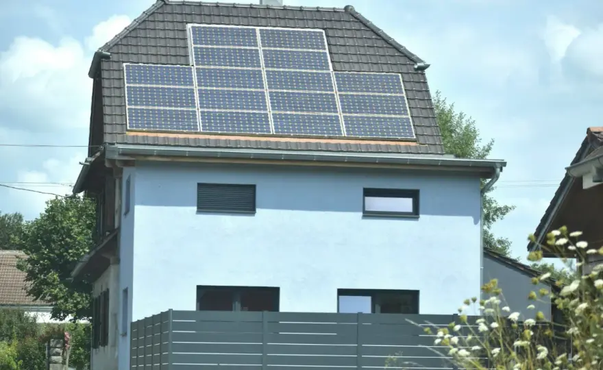 Co się dzieje z nadwyżkami energii słonecznej w polskich instalacjach fotowoltaicznych wiosną