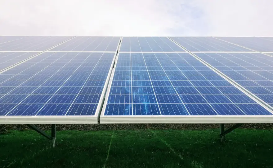Koszty energii w firmie produkcyjnej — jak obniżyć rachunek o 40–60% bez zmiany dostawcy