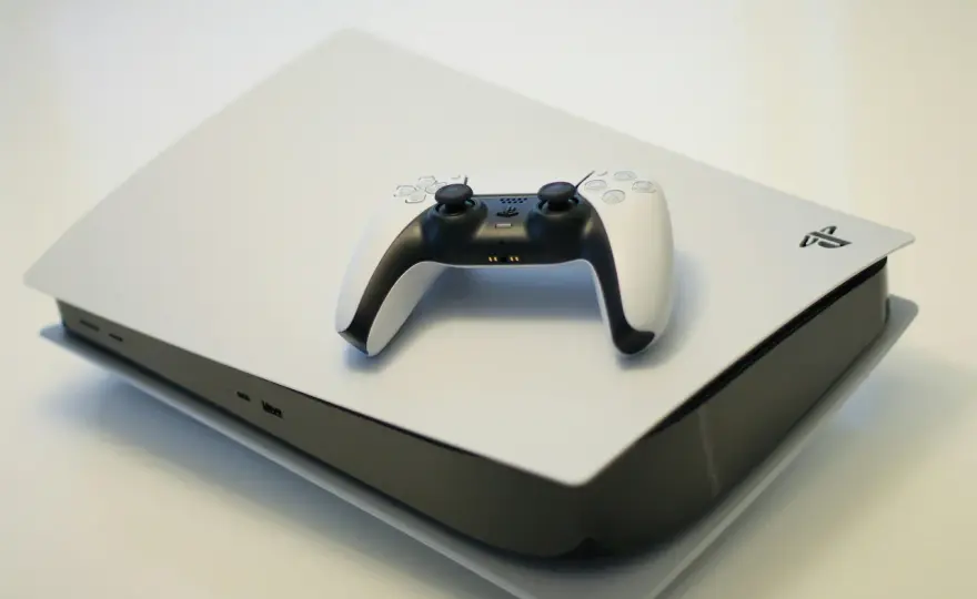 Historia PlayStation – jak Sony zmieniło świat rozrywki i dlaczego Polska była jednym z kluczowych rynków konsoli?