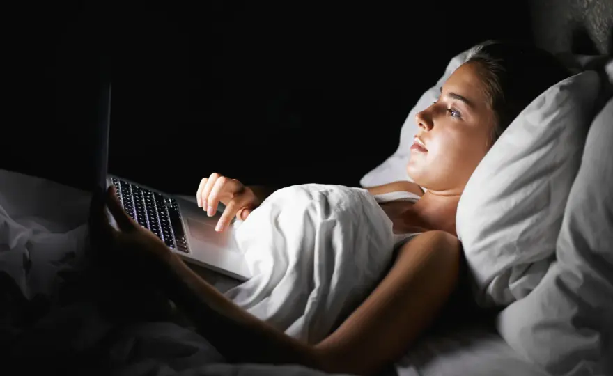 Jak wygrać z nocnym odkładaniem snu i odzyskać swój dzień