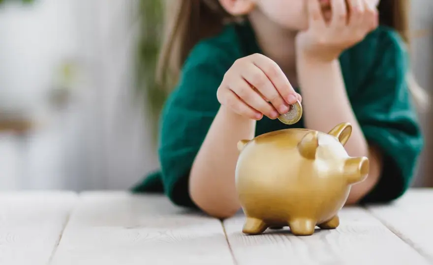 Polska rodzina i pieniądze: Jak rozmawiać z dzieckiem o finansach, nie strasząc go i nie gloryfikując bogactwa
