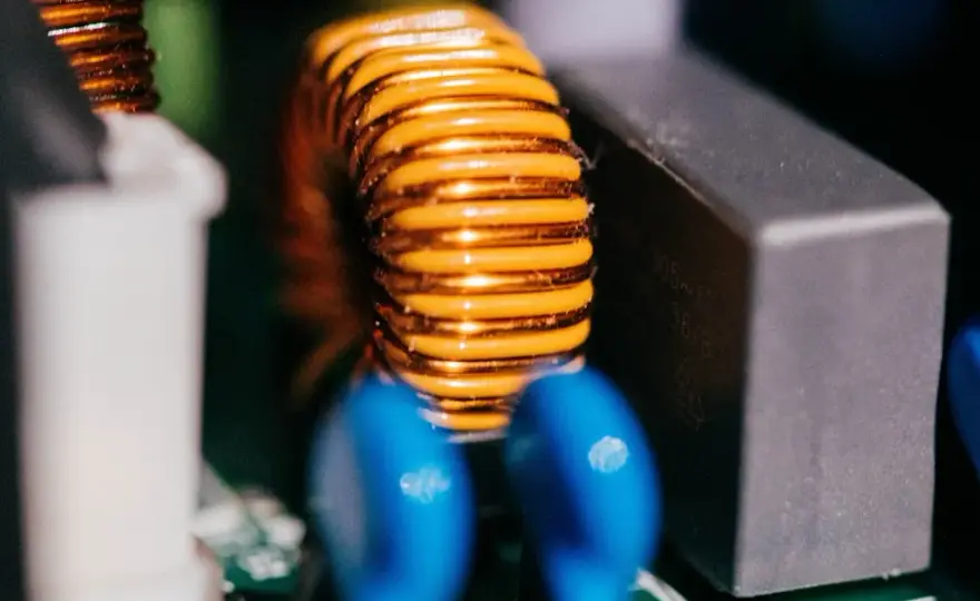 Cewka indukcyjna z rdzeniem powietrznym – zastosowanie, zalety, budowa i znaczenie w elektronice wysokiej częstotliwości
