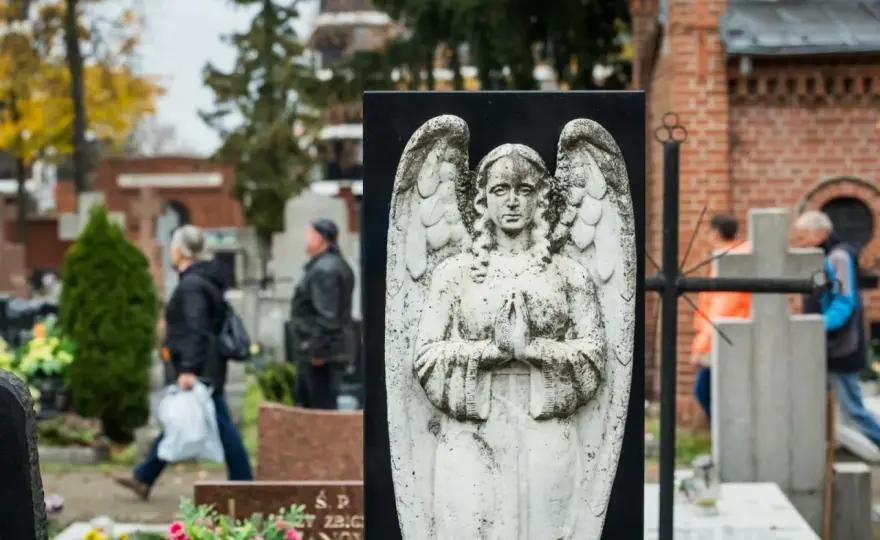 Czy msza 1 listopada jest obowiązkowa? Poznaj ważne informacje i tradycje