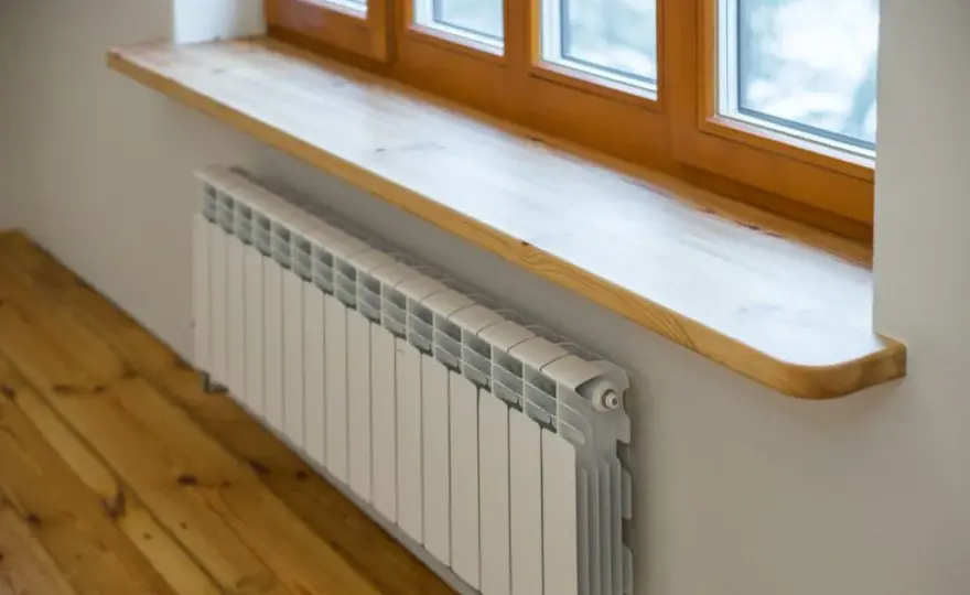 Ile powinien wystawać parapet, aby skutecznie chronić budynek?