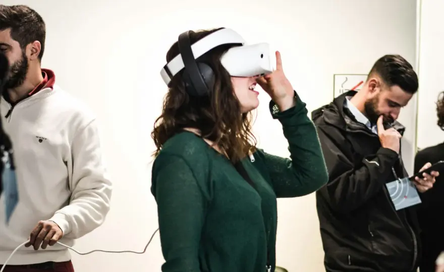 Jak działa VR? Zrozum mechanizmy wirtualnej rzeczywistości i jej zastosowania