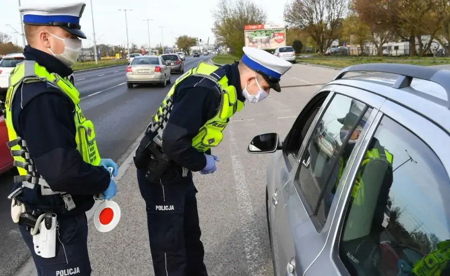 Czy policja może zatrzymać auto bez powodu: Poznaj swoje prawa na drodze