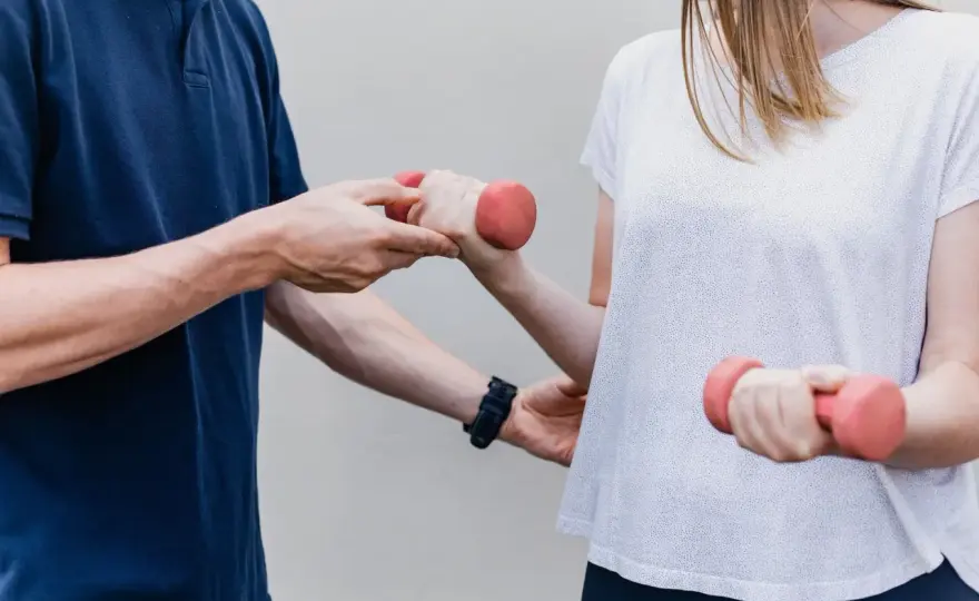 Czy fizjoterapeuta a rehabilitant to to samo? Poznaj kluczowe różnice