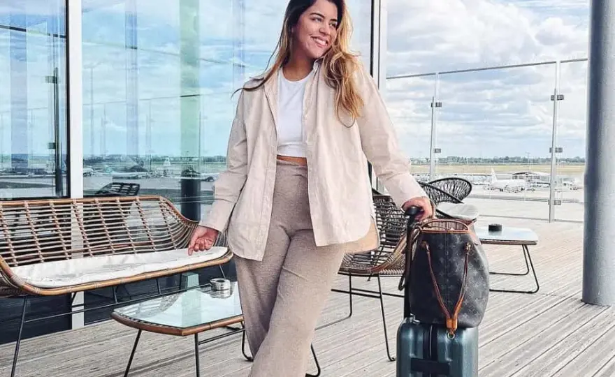 Outfit na lotnisko: 7 porad jak ubrać się wygodnie i stylowo