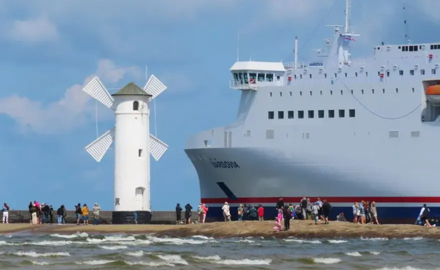 Ile aut zabiera prom w Świnoujściu? Zaskakujące pojemności i fakty