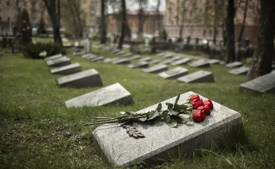 Co zamiast pomnika na cmentarzu? Alternatywy, które zaskoczą