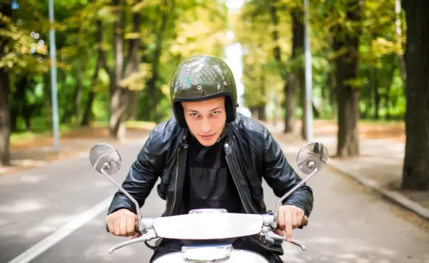 Jak wybrać idealny kask na motorower: 5 ważnych kryteriów bezpieczeństwa