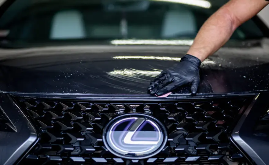Co ile woskować auto, aby uniknąć zarysowań i zniszczeń?