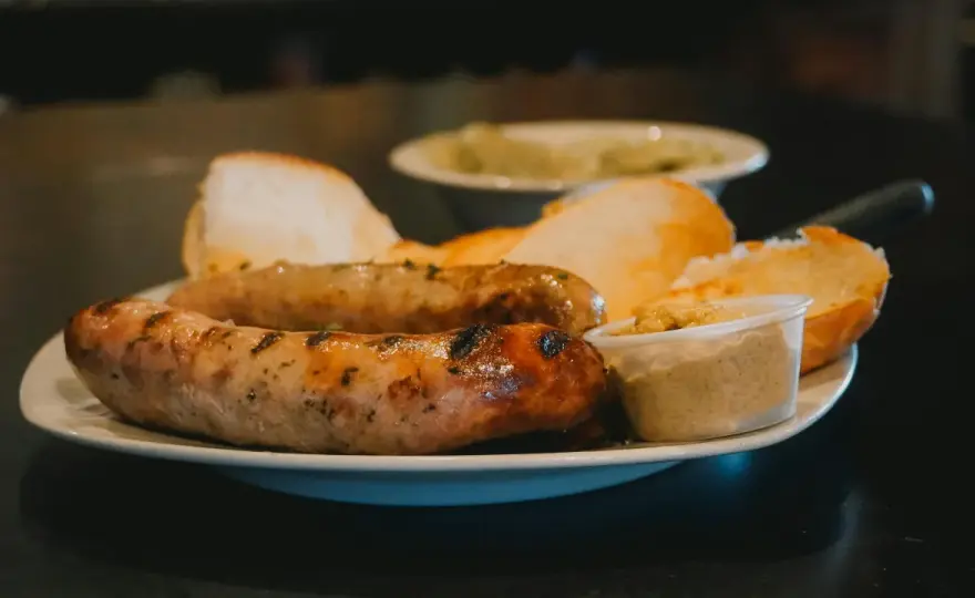 Kiełbasa biała cienka – dlaczego forma ma znaczenie dla smaku i przygotowania?