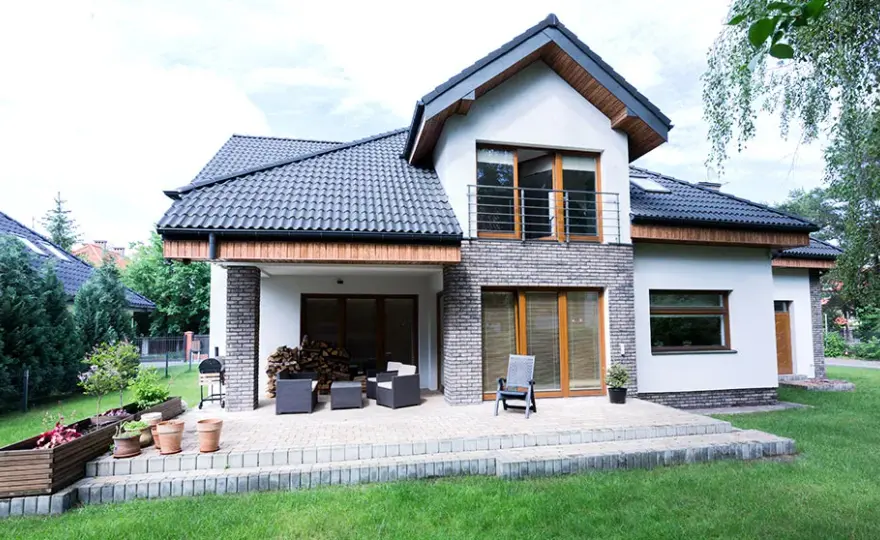 Jakie okna dobrać do czarnej dachówki - porady stylistów i architektów