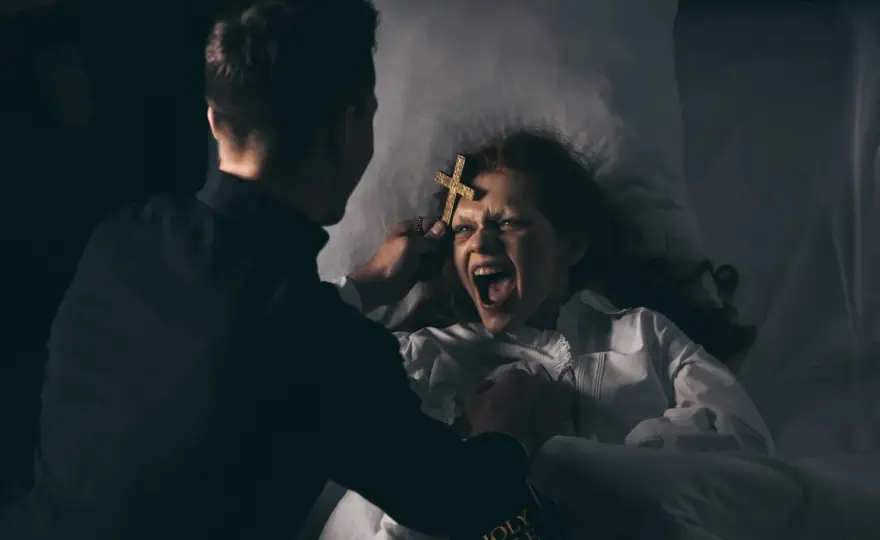 Przerażające filmy o egzorcyzmach: Top 5 produkcji grozy