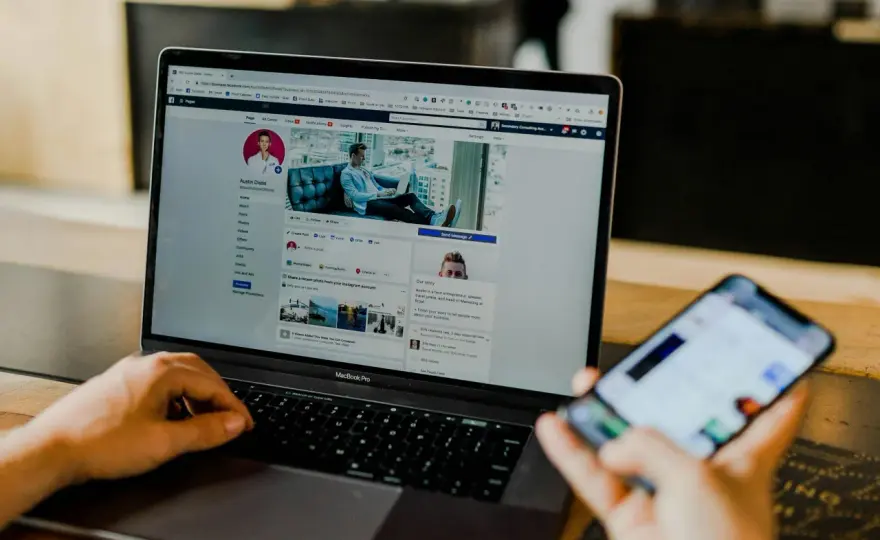 Jak zbudować osobisty brand: portfolio, social media, streaming, LinkedIn/GitHub — co naprawdę działa