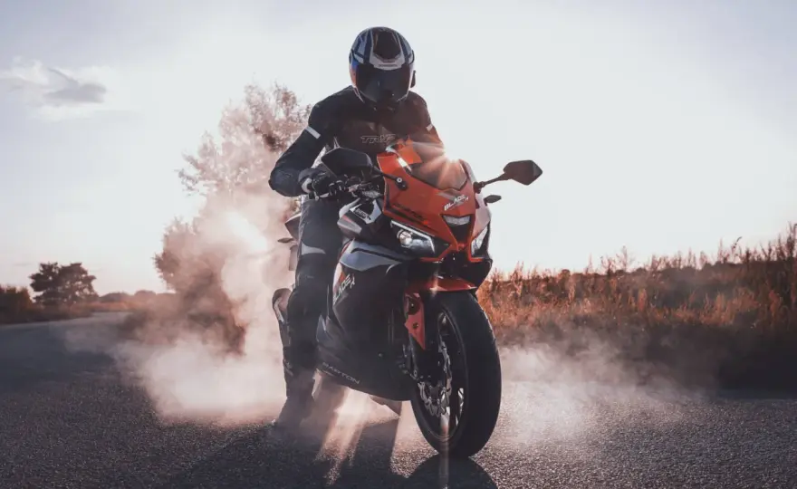 Ile faktycznie pali motorower? Prawdziwe spalanie różnych modeli