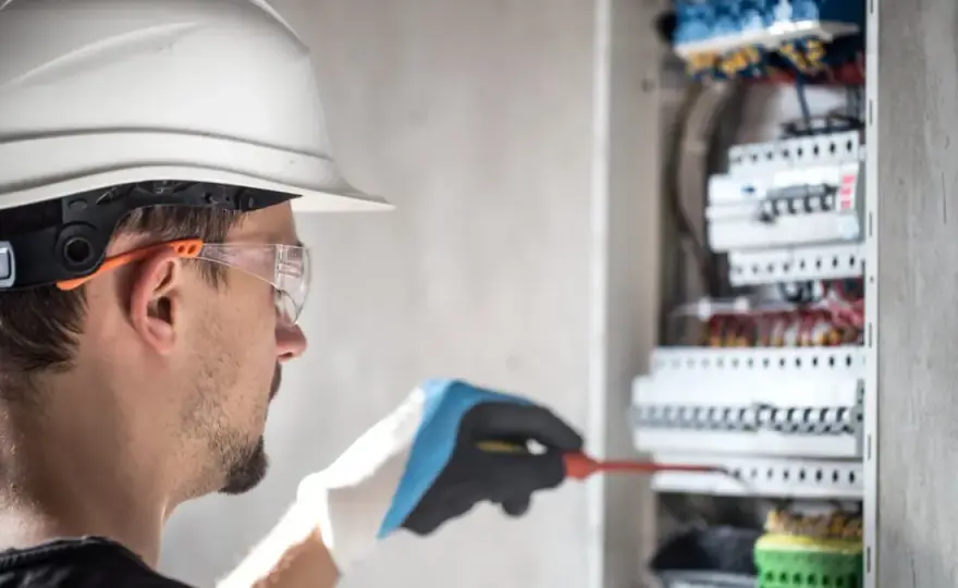 Ile zarabia pomocnik elektryka? Zaskakujące fakty o wynagrodzeniach