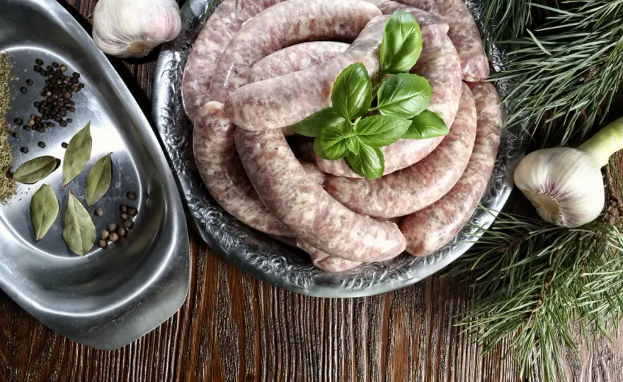 Jak gotować białą kiełbasę, aby nie pękała i zachowała smak