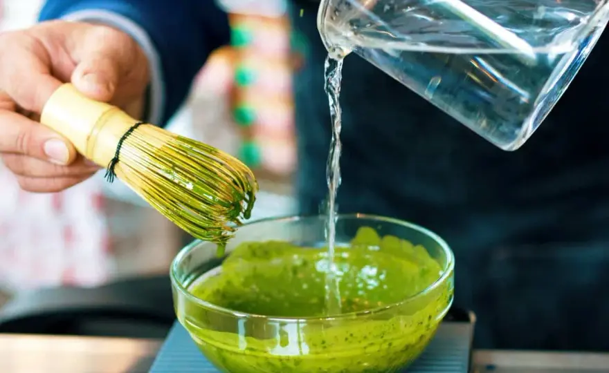 Ile kofeiny ma matcha? Porównanie z kawą i herbatą, które zaskakuje