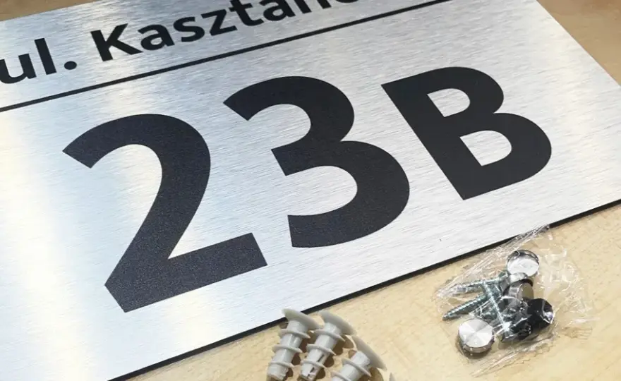 Jak zamontować cyfry na elewacji i uzyskać estetyczny efekt końcowy