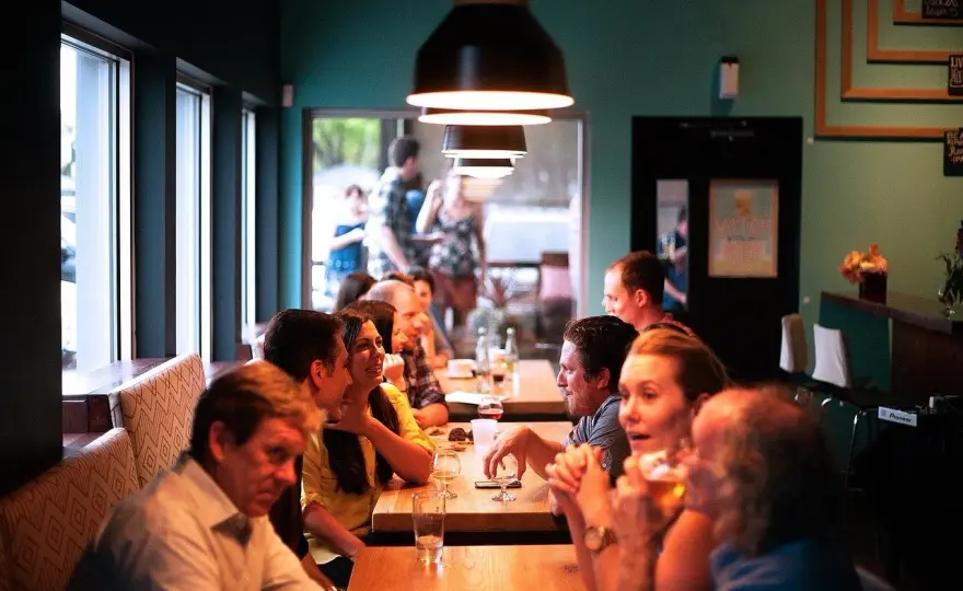Jak się ubrać do restauracji ze znajomymi? Porady na każdą okazję