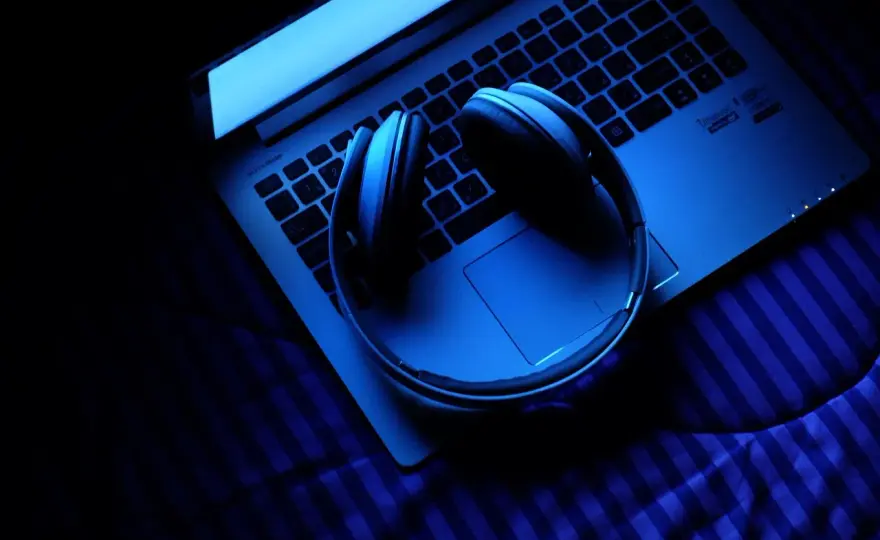 Jak muzyka buduje napięcie i klimat w grach: gatunki gier, gdzie dźwięk ma ogromne znaczenie