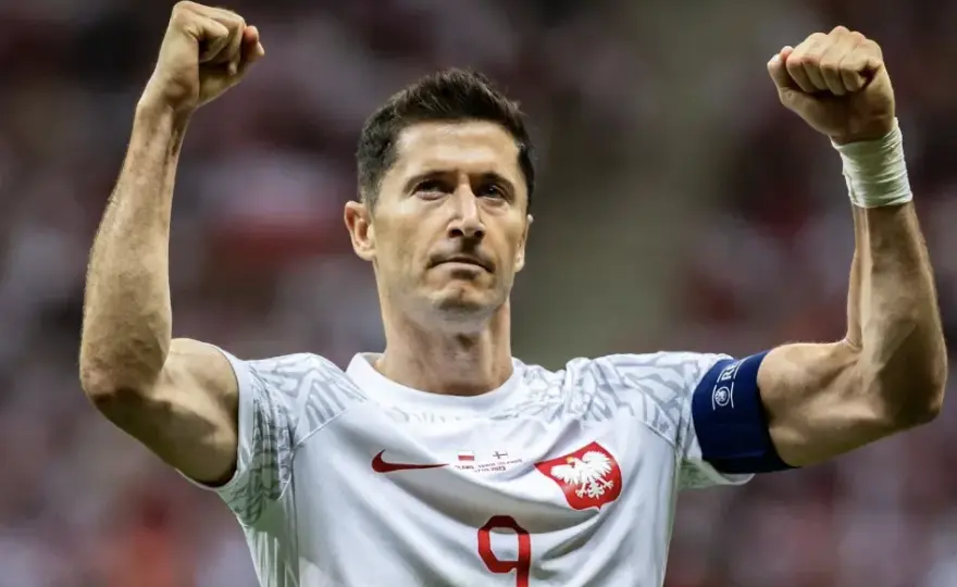 Miesięczna pensja Lewandowskiego szokuje! Tyle zarabia w Barcelonie i kadrze