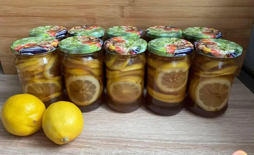 Domowy syrop do herbaty: prosty przepis na 4 aromatyczne dodatki smakowe