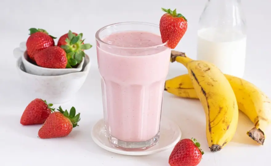 Delicioso batido de fresa con plátano fácil y nutritivo para niños