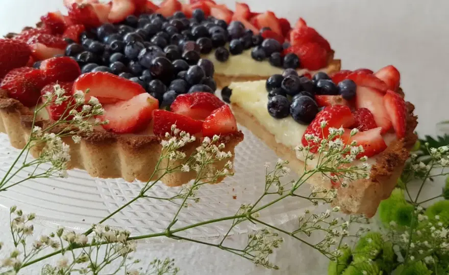 Jak przygotować pyszną tartę fit z owocami? Prosty przepis krok po kroku