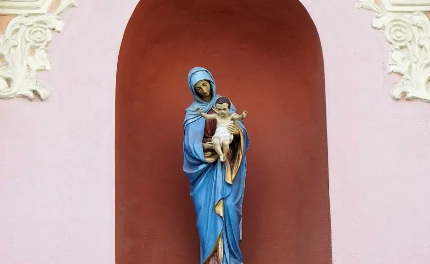 Znaczenie wezwań w litanii loretańskiej - poznaj symbolikę modlitwy maryjnej