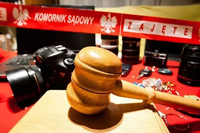 Czy komornik zlicytuje mieszkanie z hipoteką? Fakty i prawa