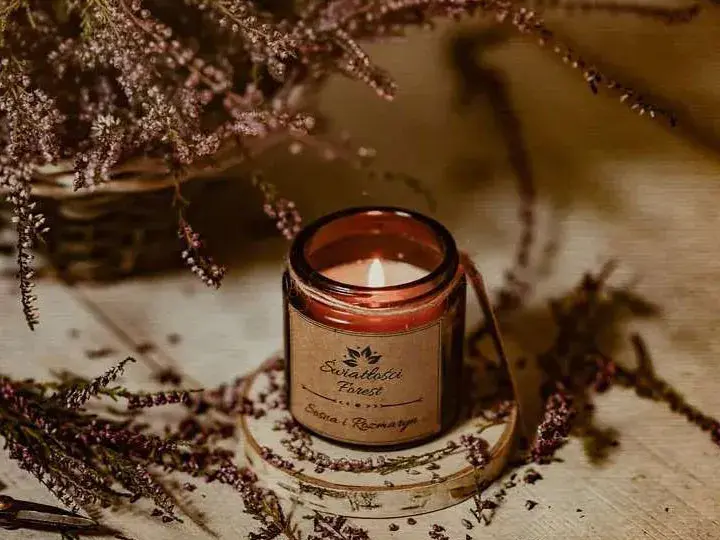 Świeczka o zapachu sosny – poczuj magię leśnego aromatu w domu