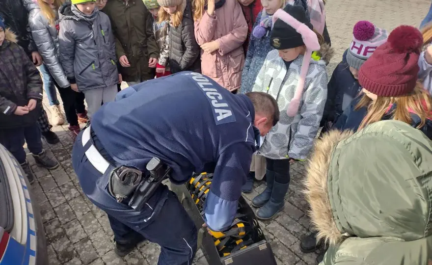 Białe czapki w policji: co oznaczają i jakie funkcje pełnią na drogach